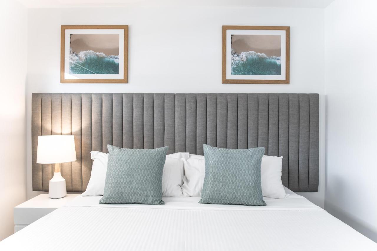 Rumba Beach Resort Caloundra Eksteriør billede A bedroom at the Hilton Garden Inn