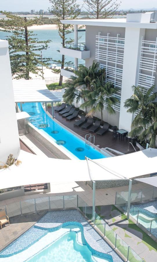 Rumba Beach Resort Caloundra Eksteriør billede The pool at the hotel