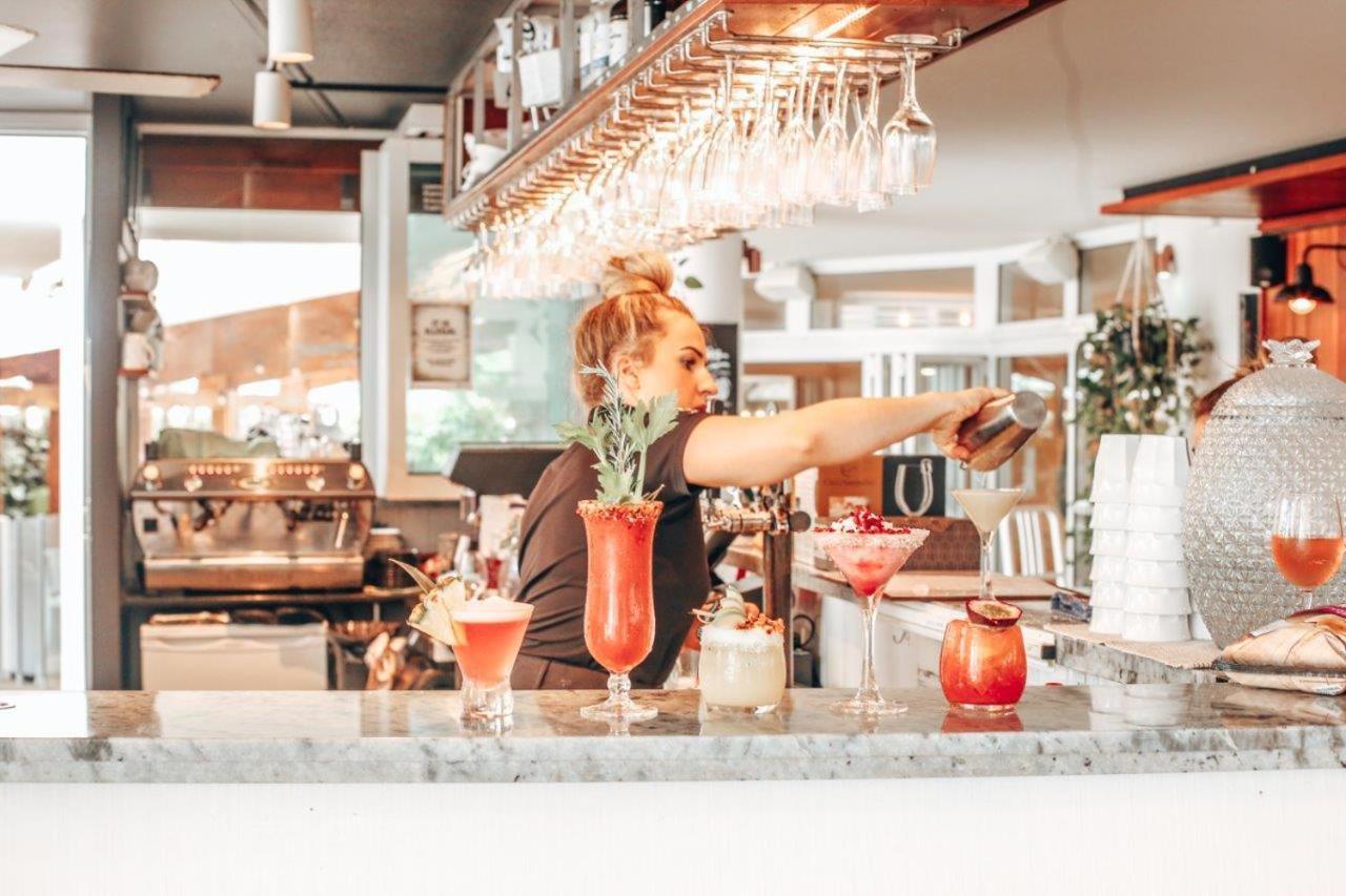 Rumba Beach Resort Caloundra Eksteriør billede A bartender at work