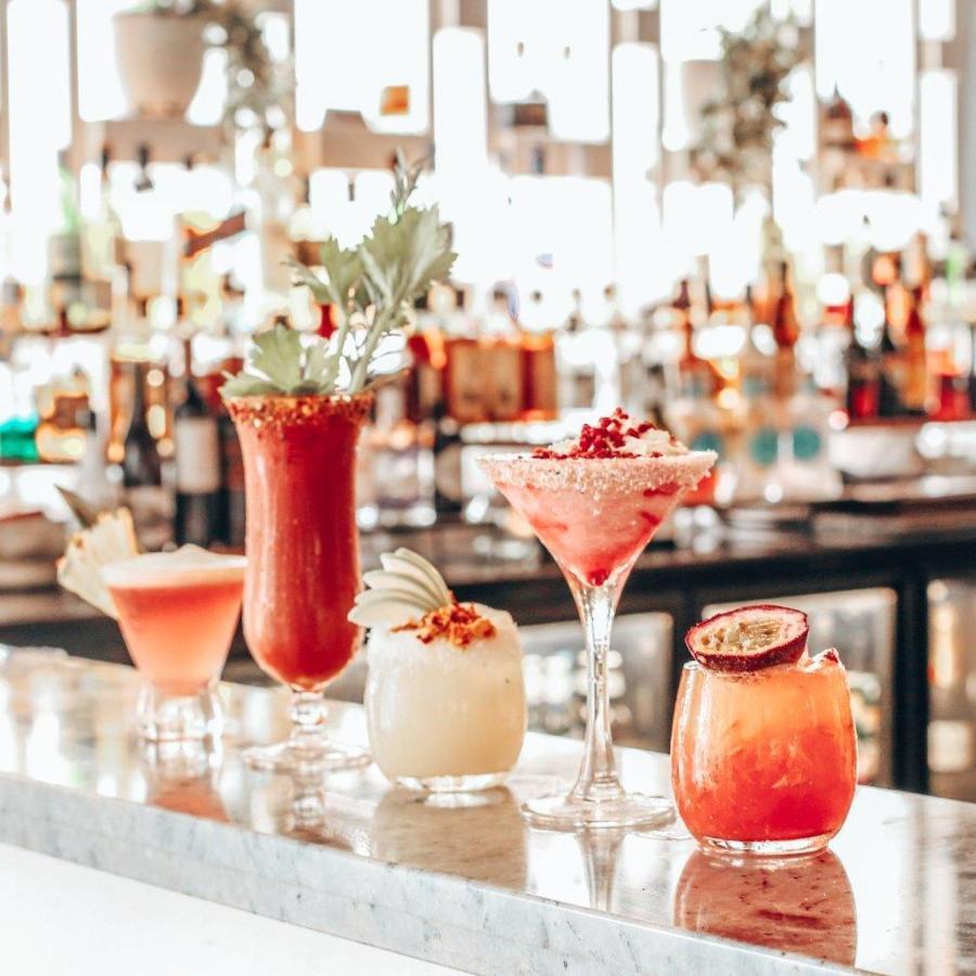Rumba Beach Resort Caloundra Eksteriør billede Cocktails at the bar