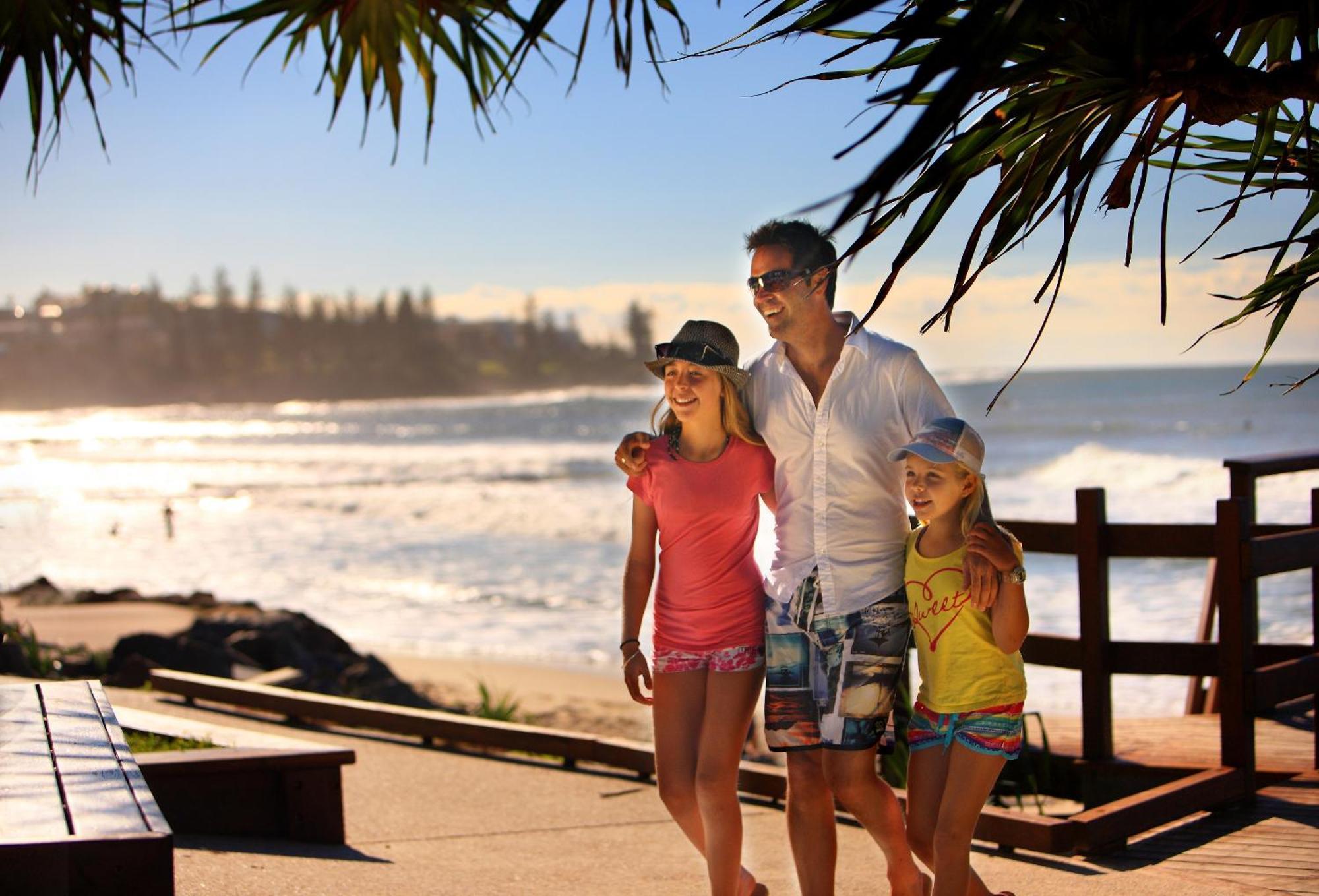 Rumba Beach Resort Caloundra Eksteriør billede A family at the beach