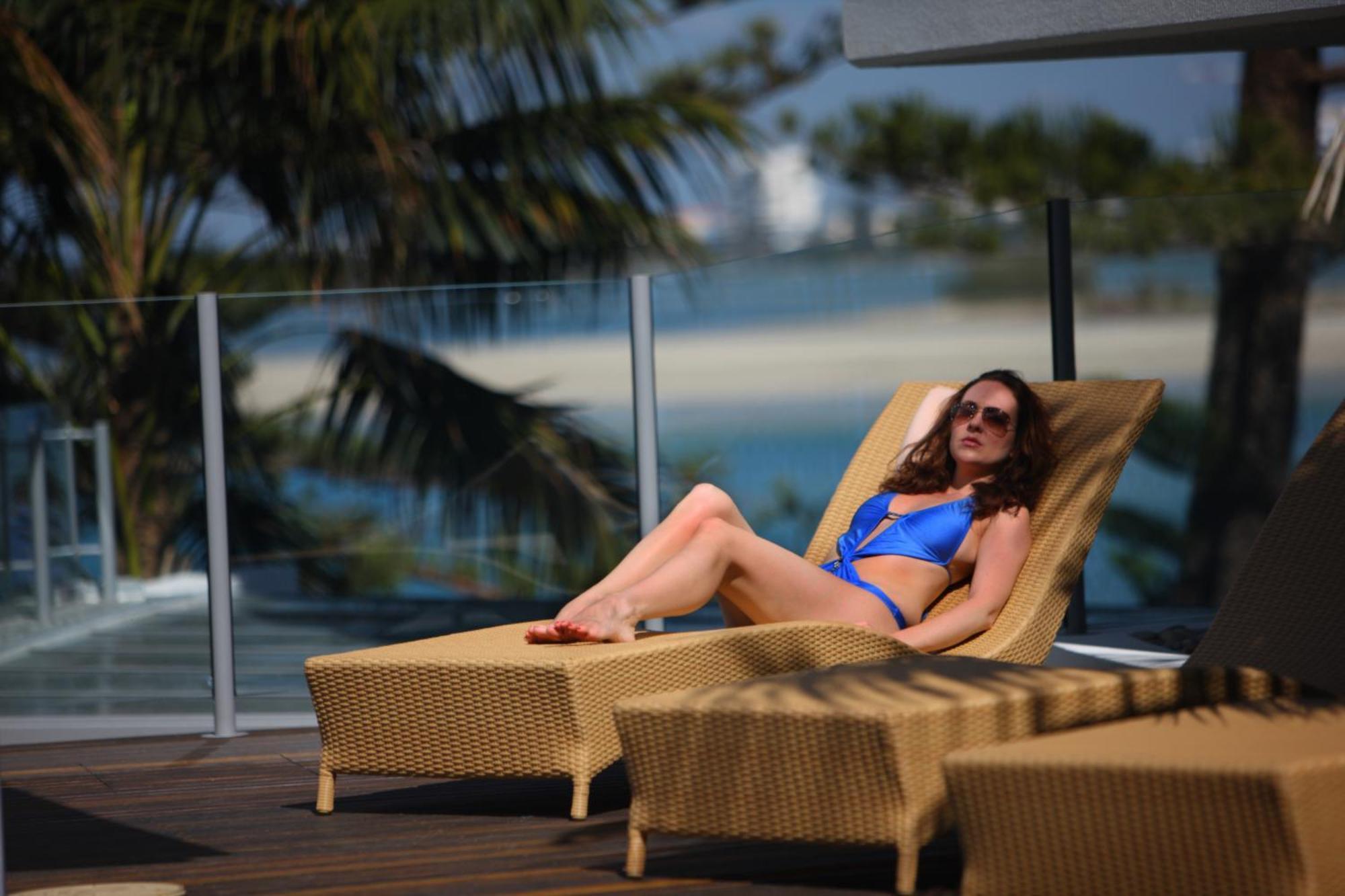 Rumba Beach Resort Caloundra Eksteriør billede A woman sunbathing