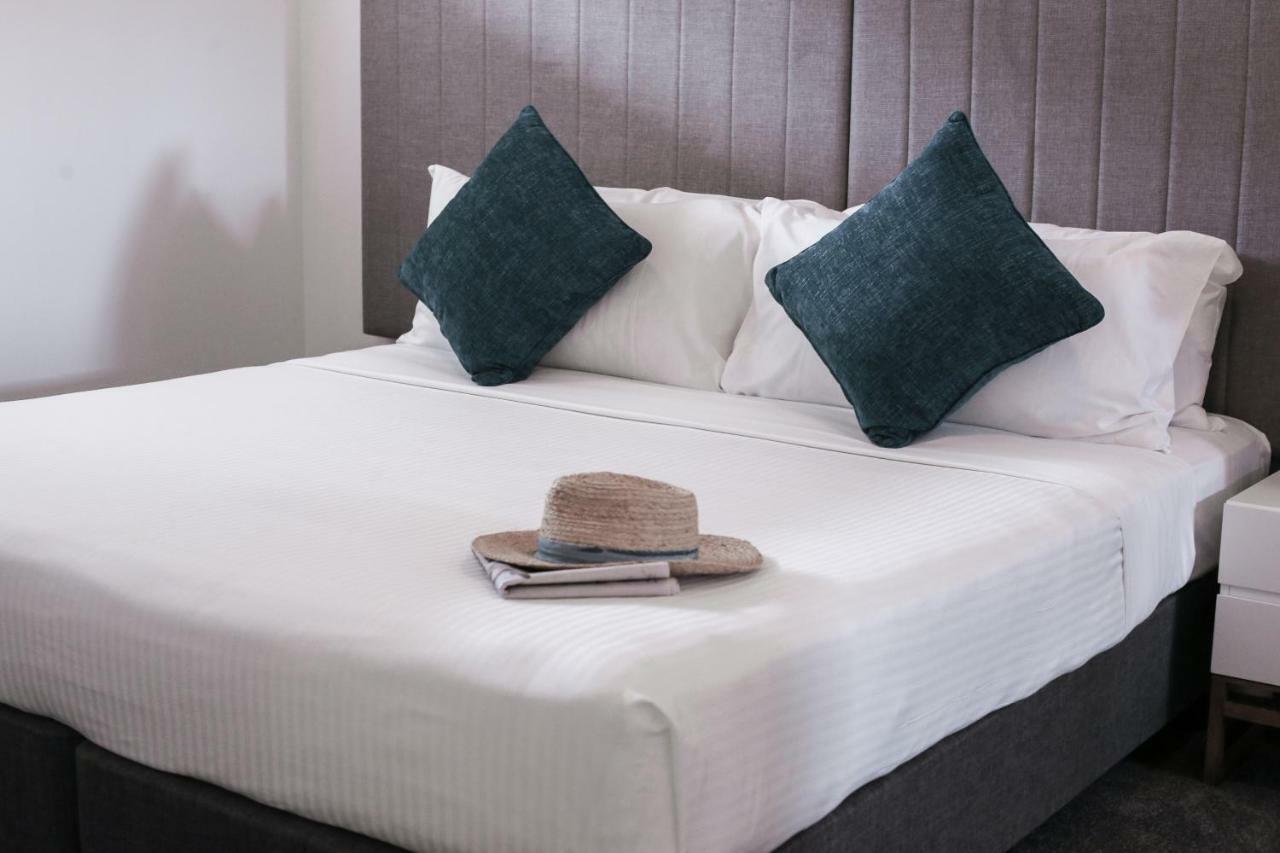 Rumba Beach Resort Caloundra Eksteriør billede A bed with a pillow